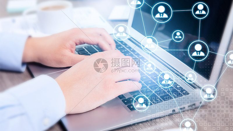 在签订合同时，要仔细阅读合同条款，确保自身权益。重点关注以下方面：